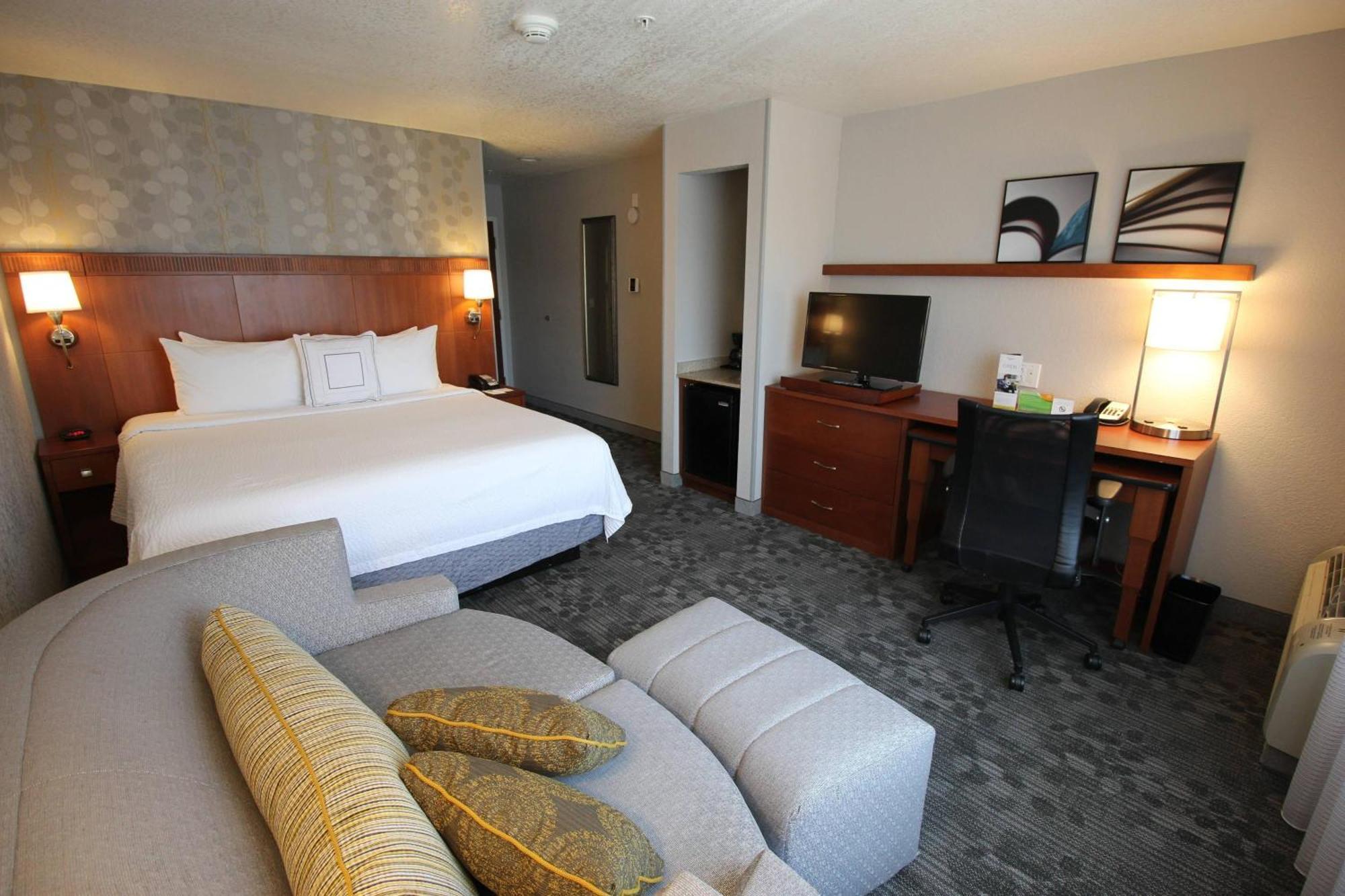 Courtyard By Marriott Мерсед Экстерьер фото