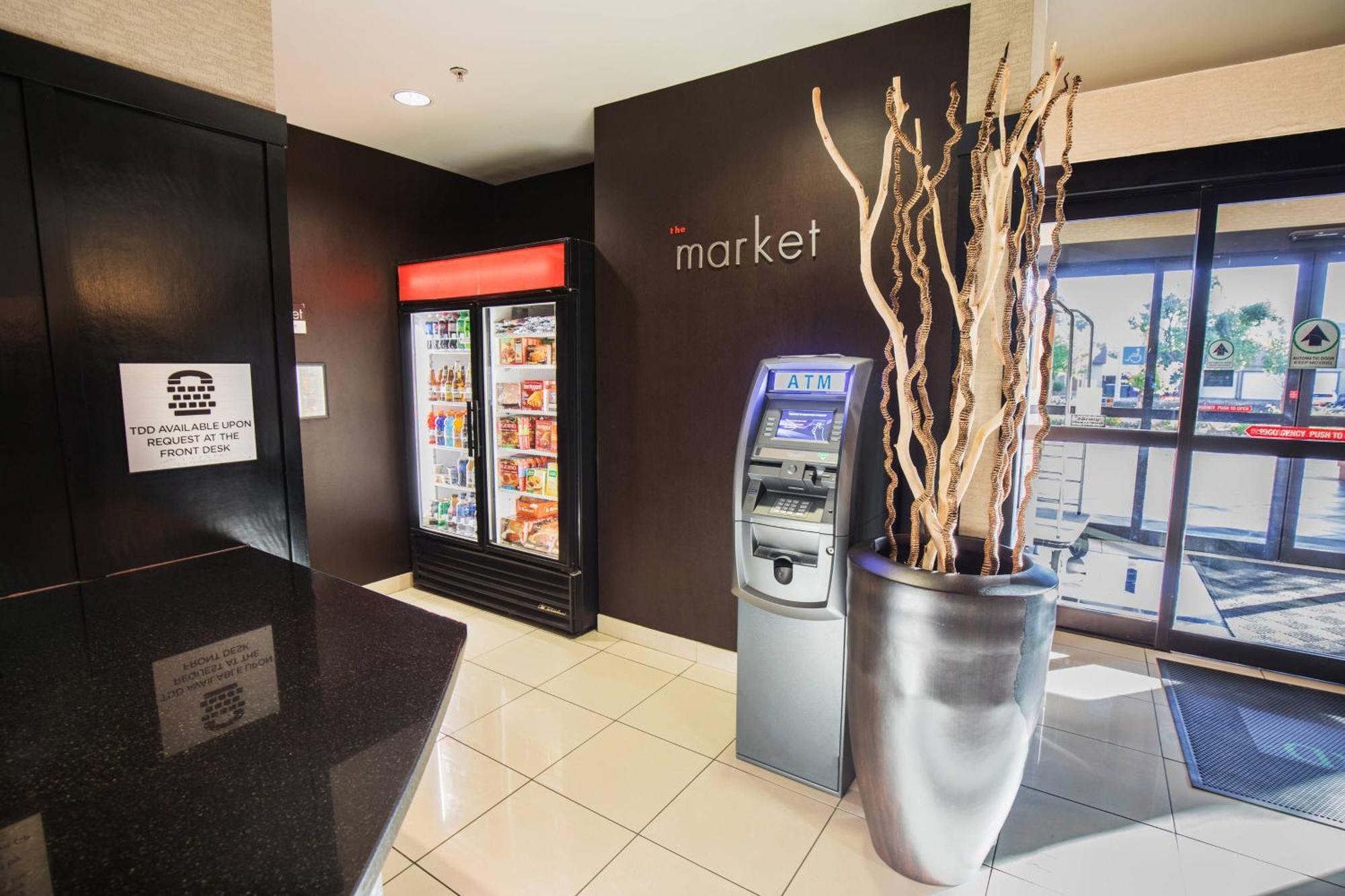 Courtyard By Marriott Мерсед Экстерьер фото