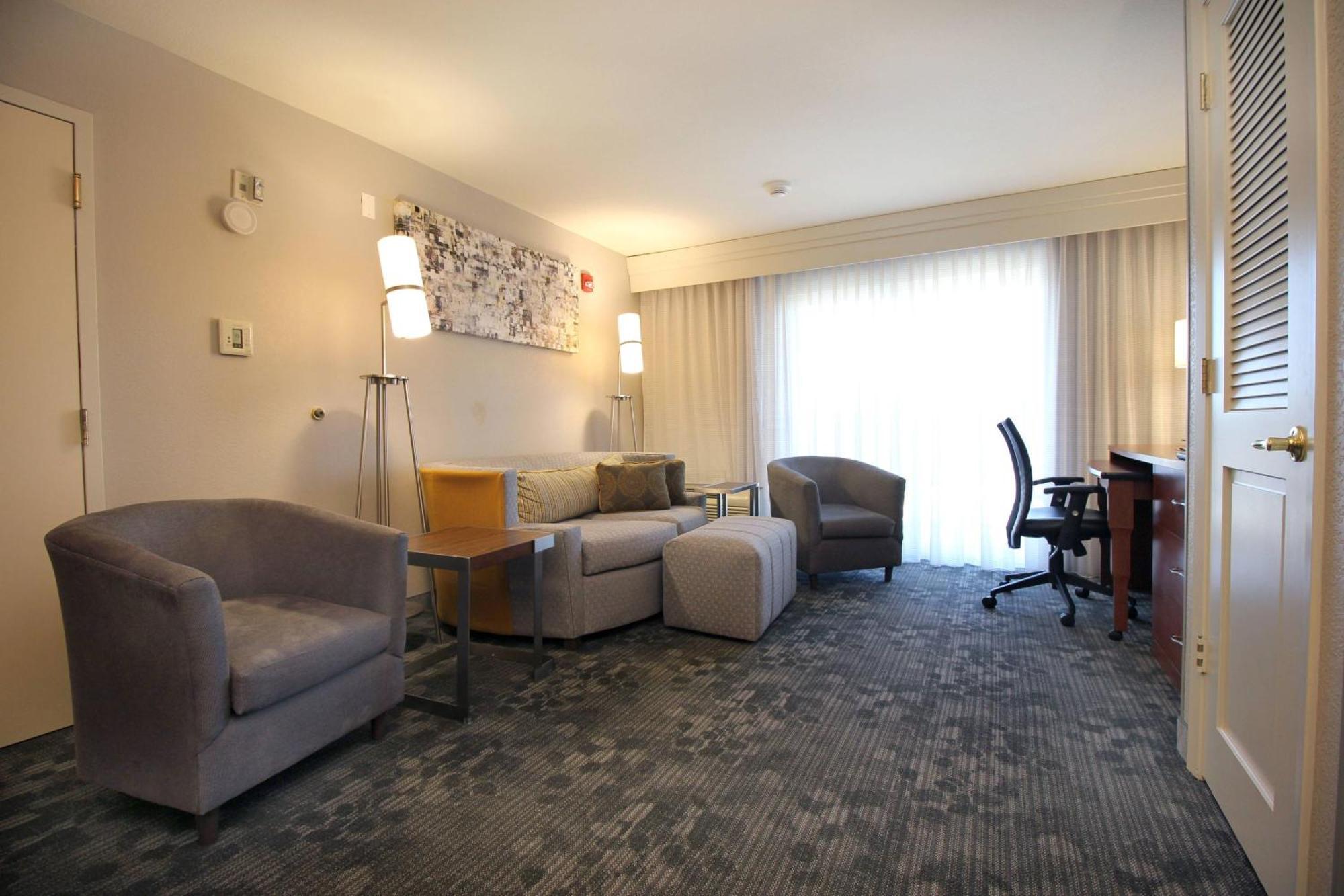 Courtyard By Marriott Мерсед Экстерьер фото