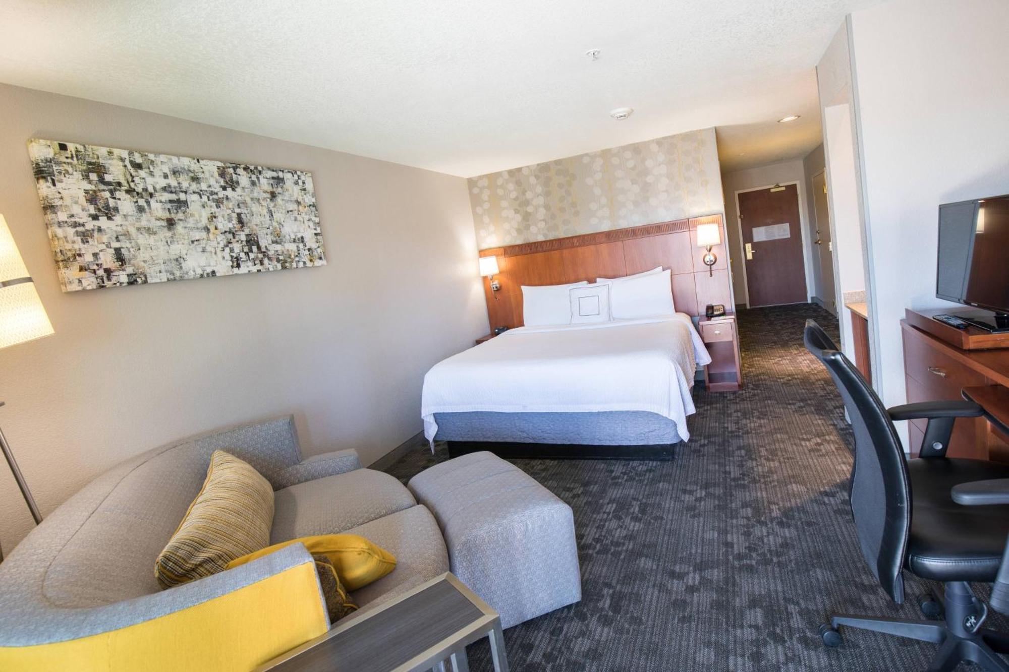 Courtyard By Marriott Мерсед Экстерьер фото