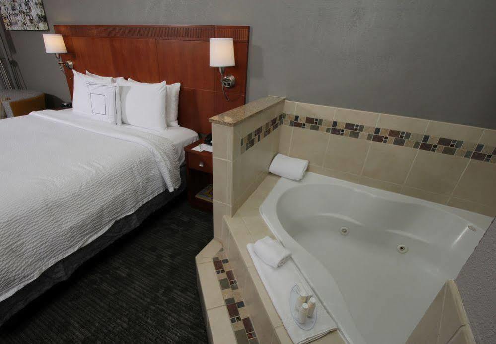 Courtyard By Marriott Мерсед Экстерьер фото