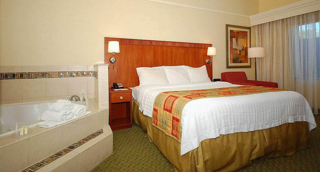 Courtyard By Marriott Мерсед Экстерьер фото